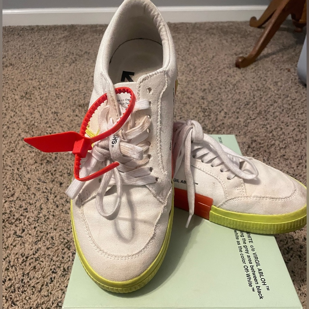 Off White c/o Virgil Abloh Canvas Arrow low Vulcanized white yellow Mens shoes